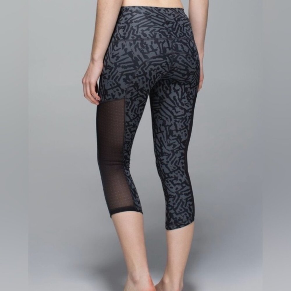Lululemon Hot To Street CropBiggie Brushed Animal Coal size 6 EUC